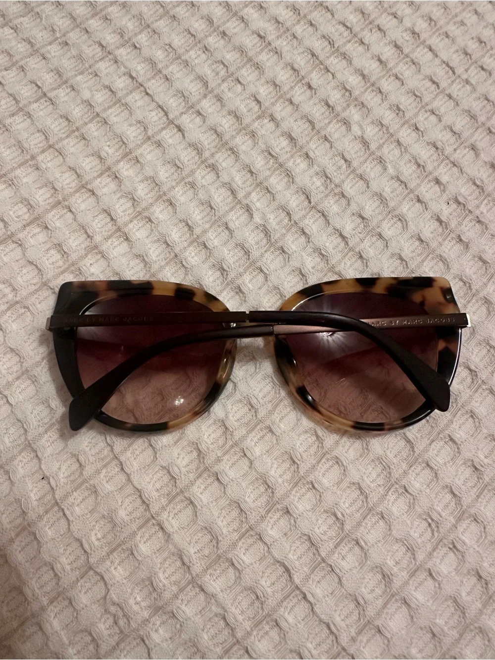 Marc Jacobs chic tortoiseshell